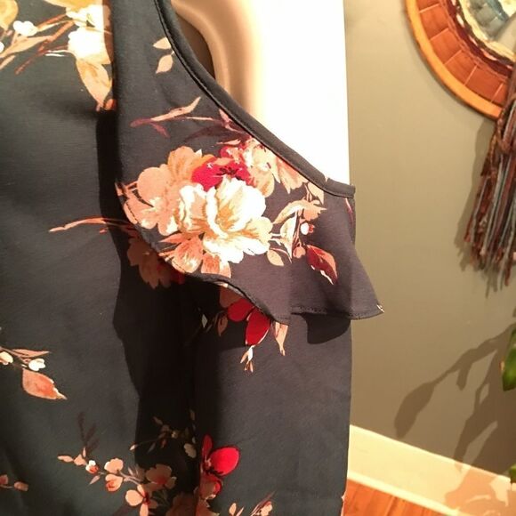 Hunter Green ruffle cold shoulder chiffon top - Picture 4 of 7